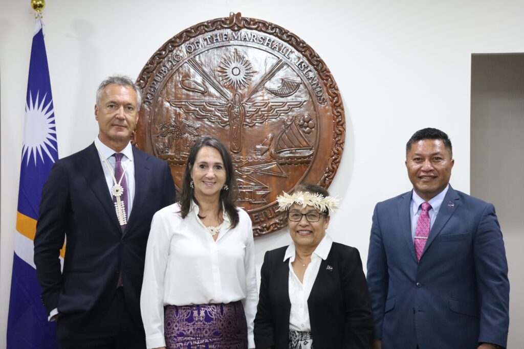 H.E. President Heine Accepts Credentials of New Ambassador from the Netherlands to RMI