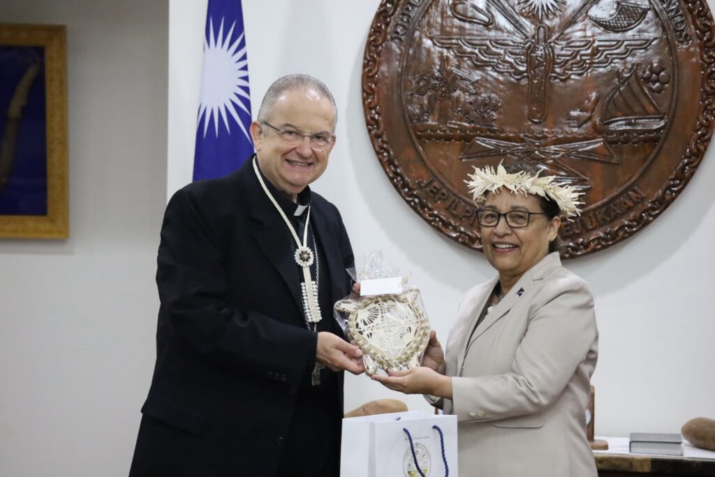 H.E. President Heine Accepts Credentials of New Apostolic Nuncio of the Holy See to the RMI